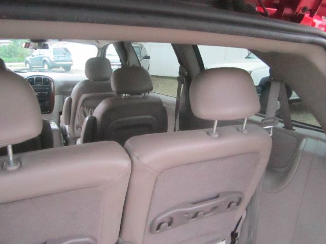 Chrysler Town and Country 2001 photo 24