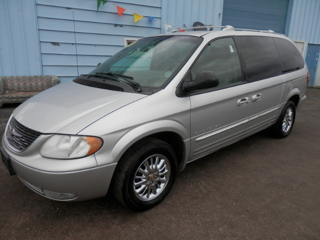 Chrysler Town and Country 2001 photo 1