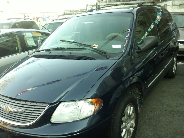 Chrysler Town and Country 2001 photo 1