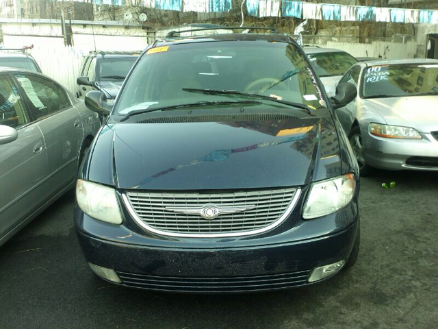 Chrysler Town and Country 2001 photo 2