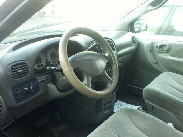 Chrysler Town and Country 2001 photo 3
