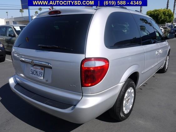 Chrysler Town and Country 2001 photo 1