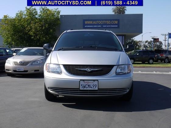 Chrysler Town and Country 2001 photo 2