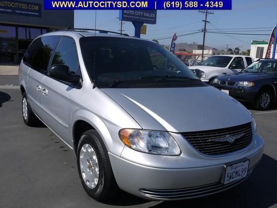 Chrysler Town and Country 2001 photo 3