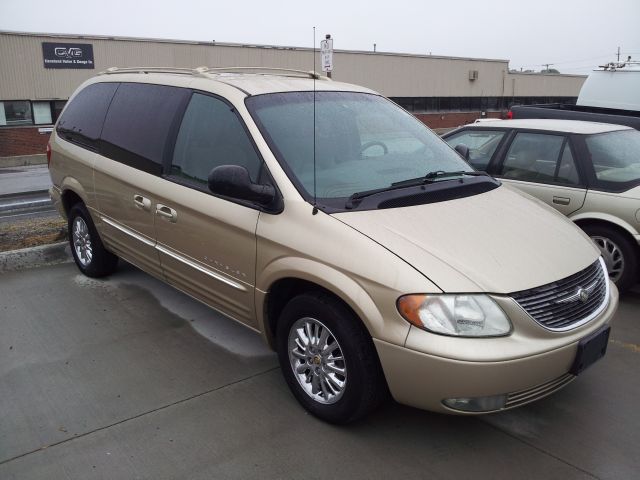Chrysler Town and Country 2001 photo 1
