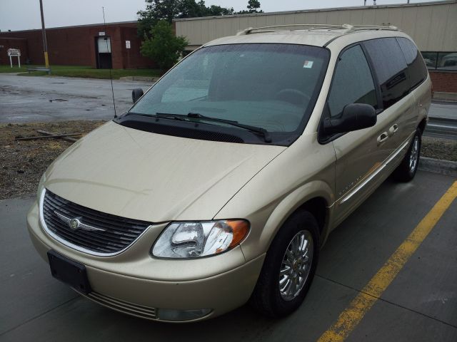 Chrysler Town and Country 2001 photo 3