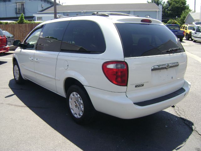 Chrysler Town and Country 2001 photo 1