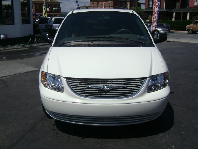 Chrysler Town and Country 2001 photo 2