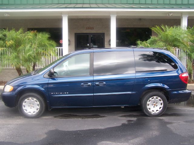 Chrysler Town and Country 2001 photo 2