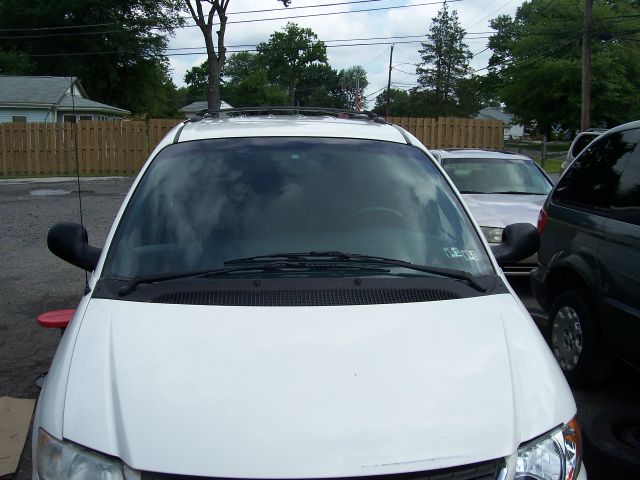 Chrysler Town and Country 2001 photo 2