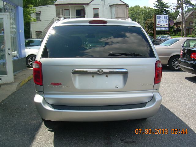 Chrysler Town and Country 2001 photo 2