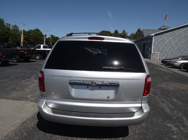 Chrysler Town and Country 2001 photo 10