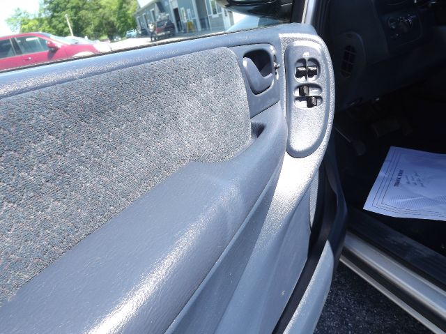 Chrysler Town and Country 2001 photo 6