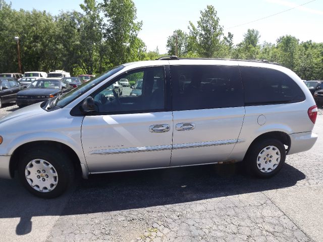 Chrysler Town and Country 2001 photo 9