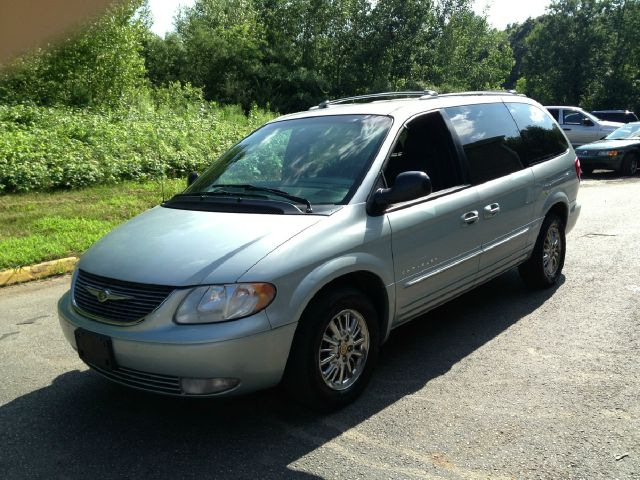 Chrysler Town and Country 2001 photo 1