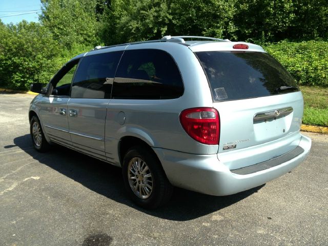Chrysler Town and Country 2001 photo 2