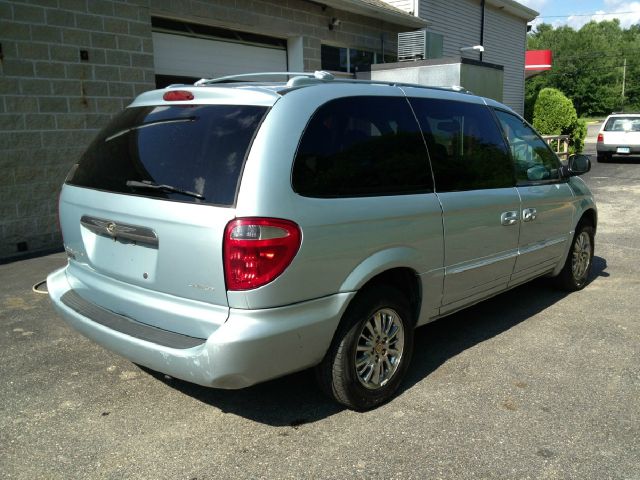 Chrysler Town and Country 2001 photo 3