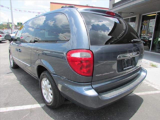 Chrysler Town and Country Quad Coupe 3 MiniVan