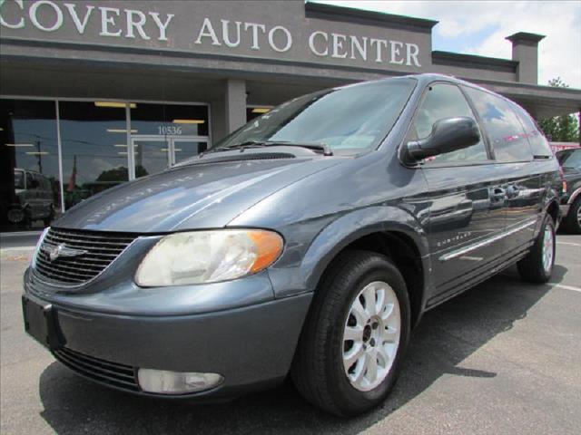 Chrysler Town and Country 2001 photo 2