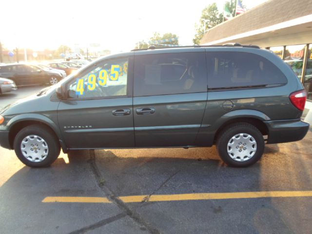 Chrysler Town and Country 2001 photo 2