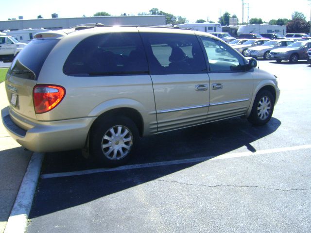 Chrysler Town and Country 2001 photo 2