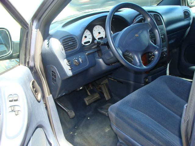 Chrysler Town and Country 2001 photo 2