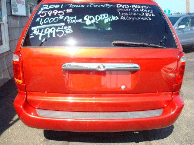 Chrysler Town and Country 2001 photo 2