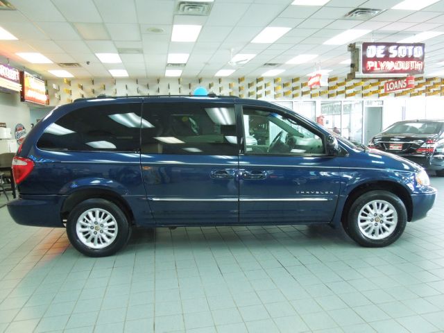 Chrysler Town and Country 2001 photo 1