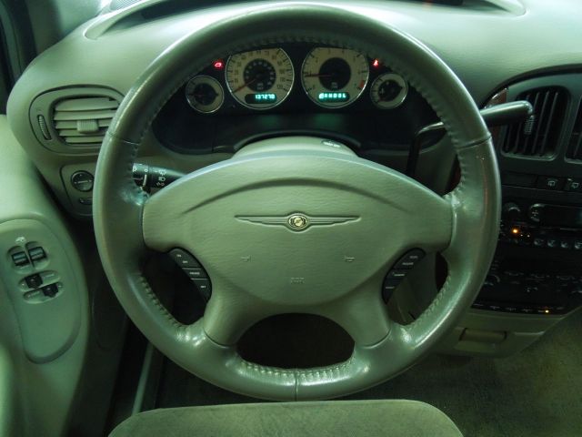Chrysler Town and Country 2001 photo 12