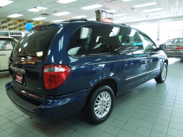 Chrysler Town and Country 2001 photo 16