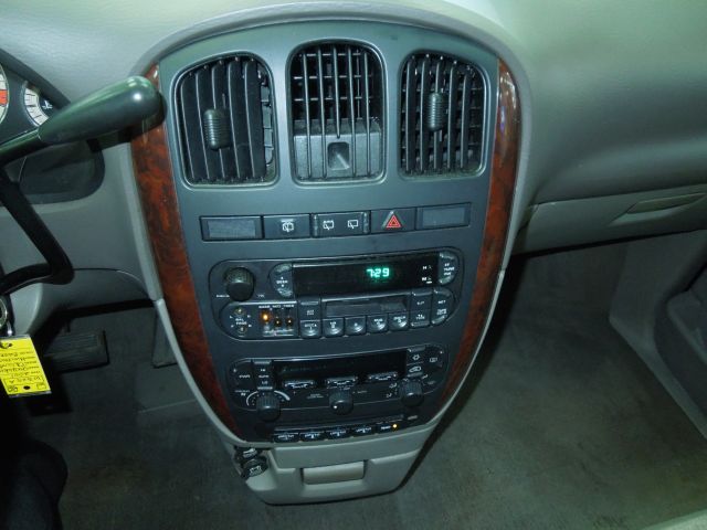 Chrysler Town and Country 2001 photo 19