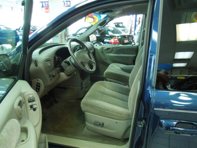 Chrysler Town and Country 2001 photo 2