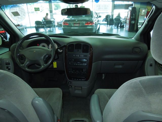 Chrysler Town and Country 2001 photo 20