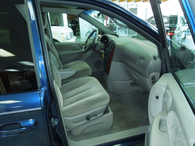 Chrysler Town and Country 2001 photo 21