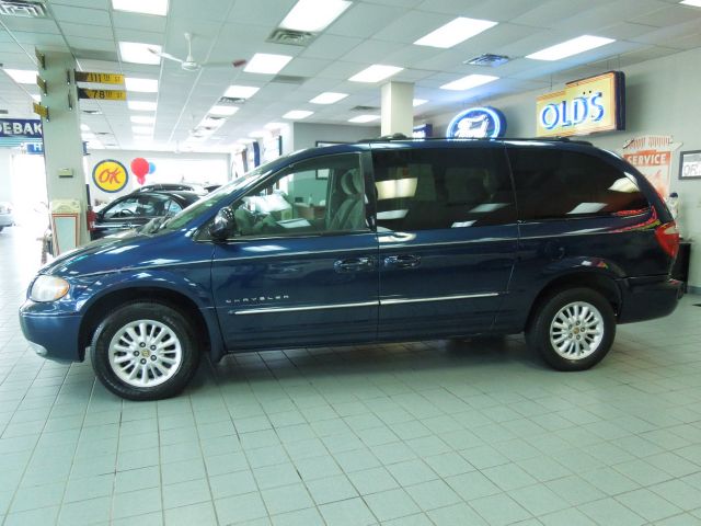 Chrysler Town and Country 2001 photo 22