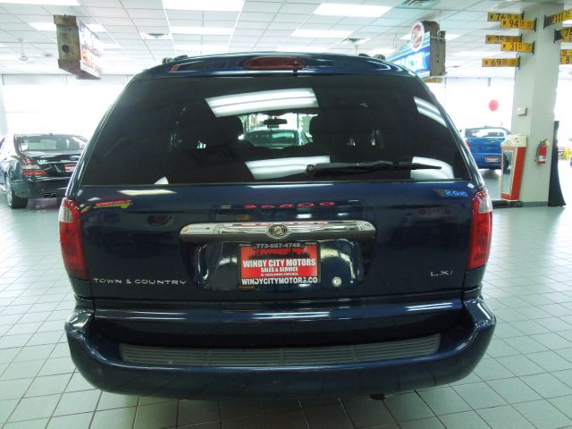 Chrysler Town and Country 2001 photo 24