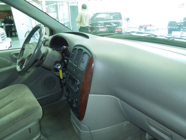 Chrysler Town and Country 2001 photo 26