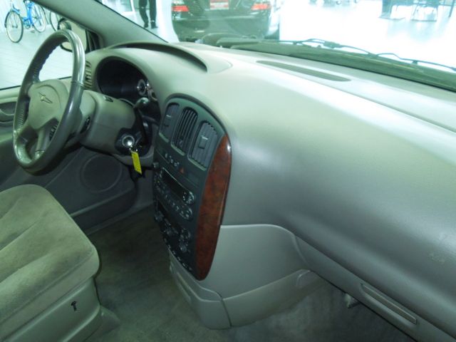 Chrysler Town and Country 2001 photo 29