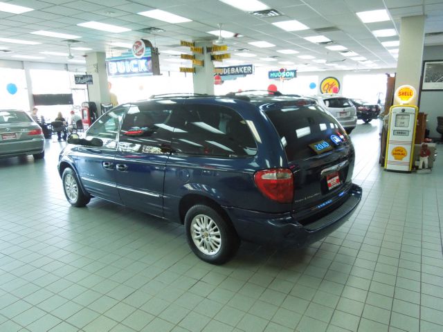 Chrysler Town and Country 2001 photo 3