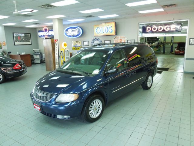 Chrysler Town and Country 2001 photo 7
