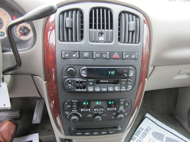 Chrysler Town and Country 2001 photo 1