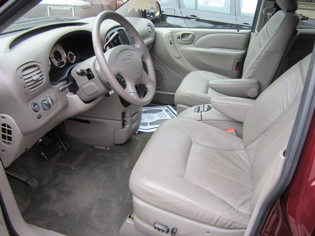 Chrysler Town and Country 2001 photo 3