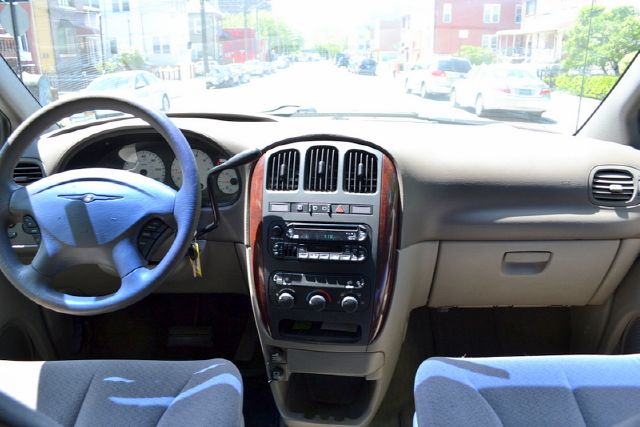 Chrysler Town and Country 2001 photo 10