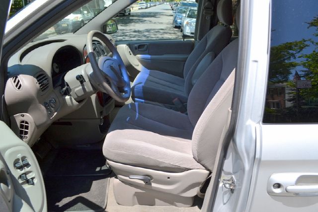 Chrysler Town and Country 2001 photo 11