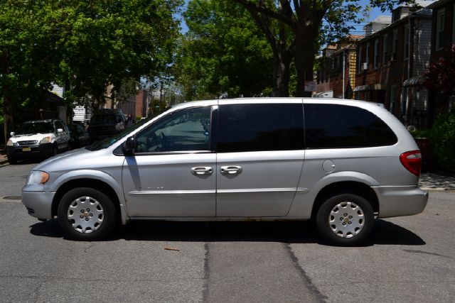 Chrysler Town and Country 2001 photo 12