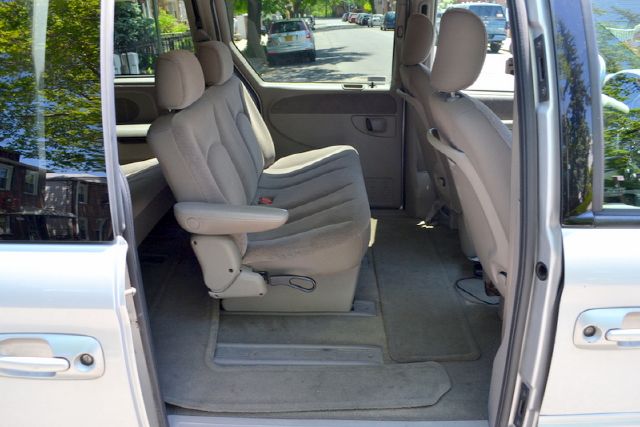 Chrysler Town and Country 2001 photo 14