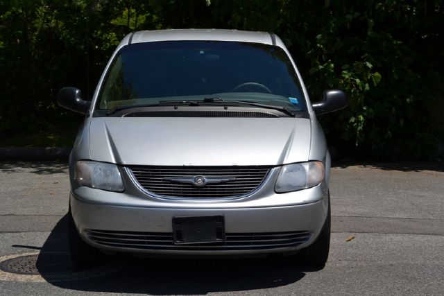 Chrysler Town and Country 2001 photo 2