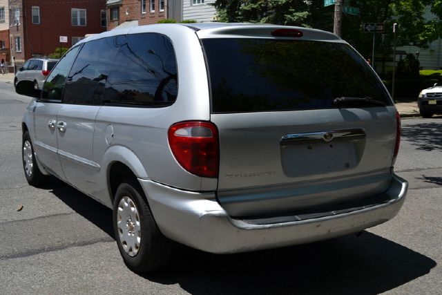 Chrysler Town and Country 2001 photo 3