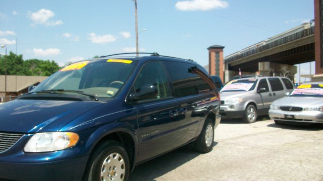 Chrysler Town and Country 2001 photo 1