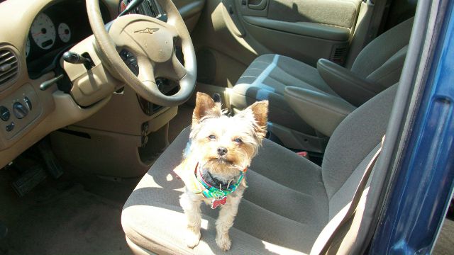 Chrysler Town and Country 2001 photo 2